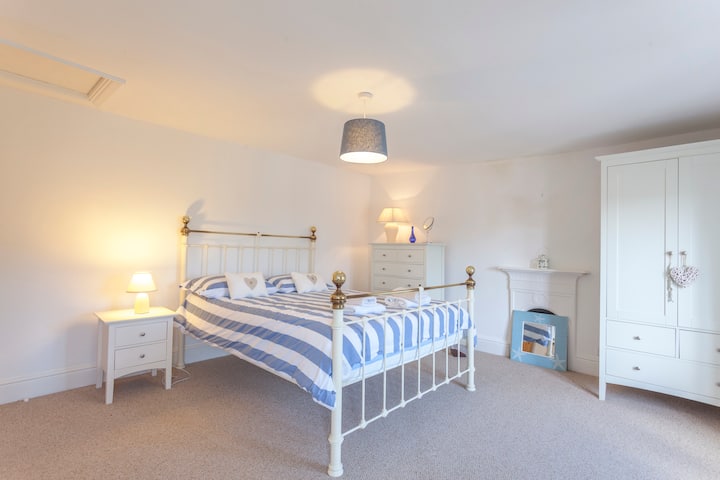 חדר שינה ראשי - מיטת קינג סייז