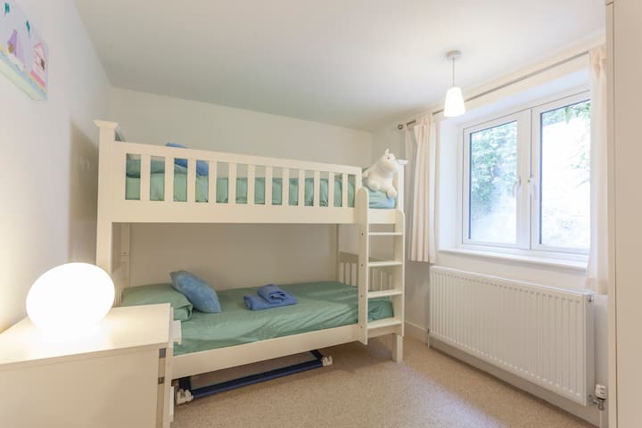 חדר המיטות - מיטות בגודל מבוגר אבל גם נהדר לילדים.