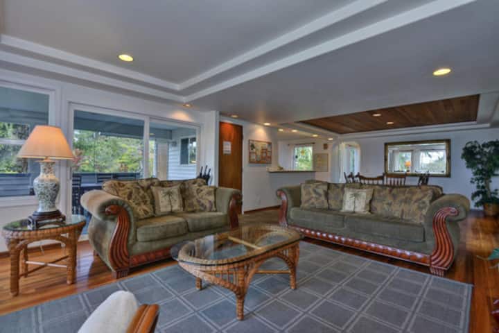 Всекидневна.  Висококачествено обзавеждане, удобно за 8.