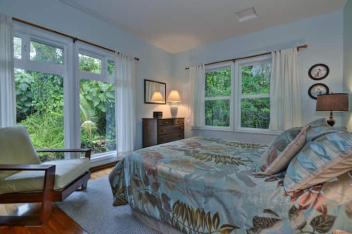 2 - ра спалня с изглед към градината.