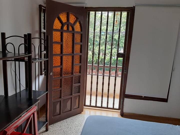 Habitación amplia, iluminada, con balcón en Caobos