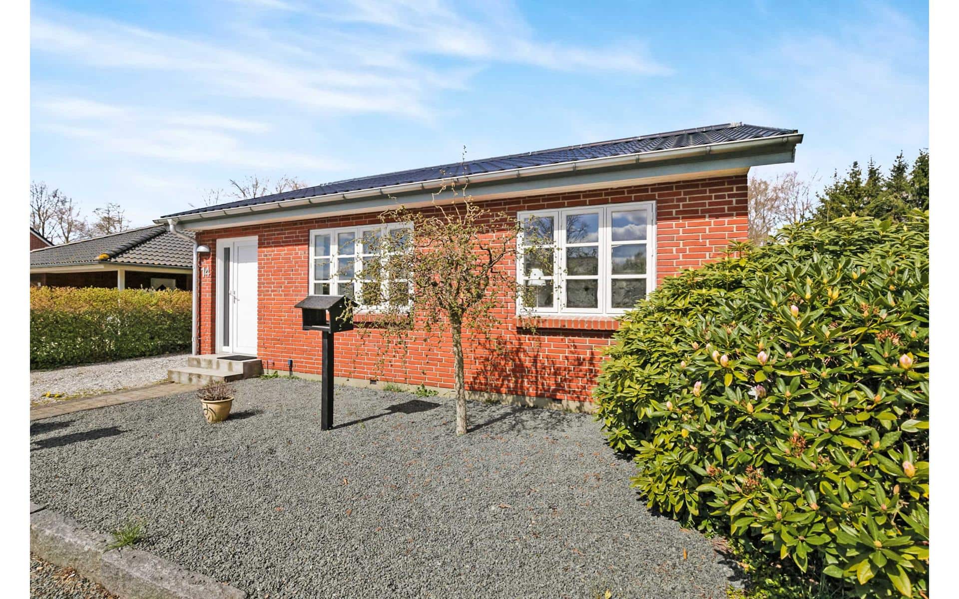 Family home with trampoline – 15 min to Legoland