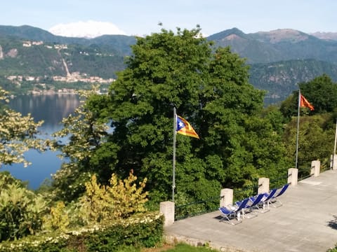 The courtyard on the lake.