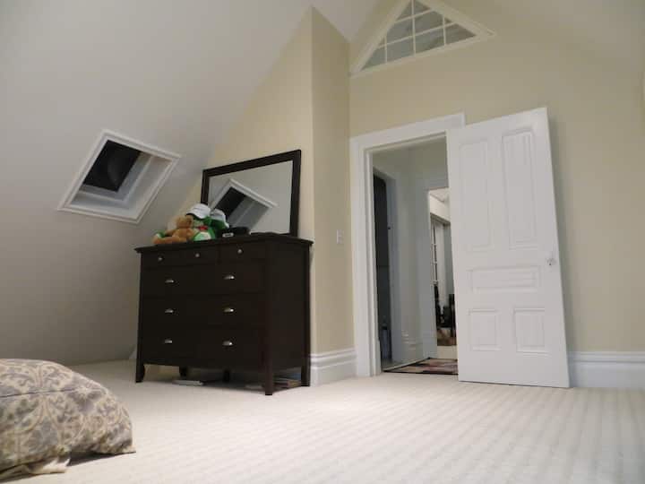 *房间入口

*除了最近的空间外，还有宽敞的抽屉柜

*两扇方形窗户，可俯瞰外面的美景。 