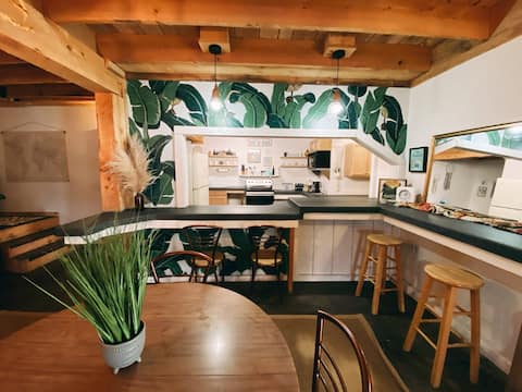 Backwoods BNB•pet friendly•on trail•large parking