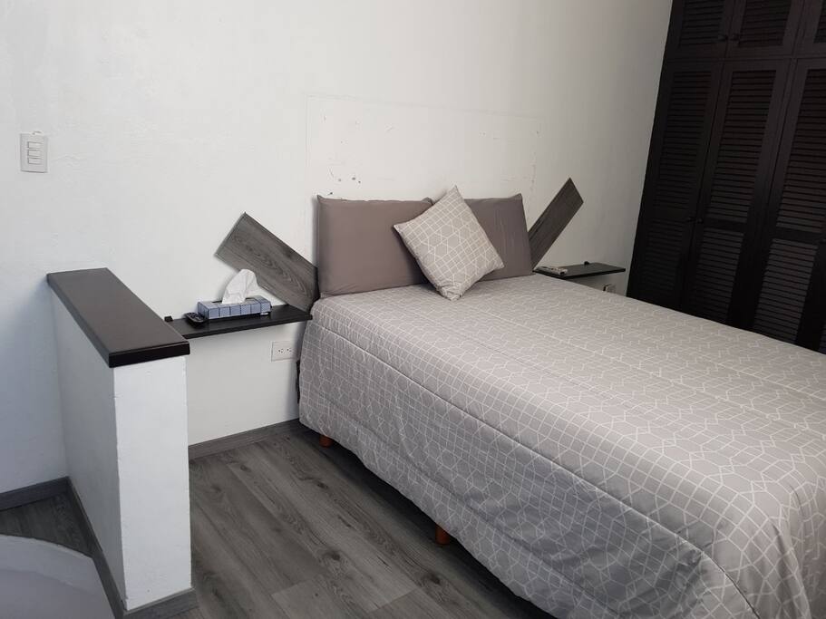 Recámara en el piso superior con cama matrimonial.