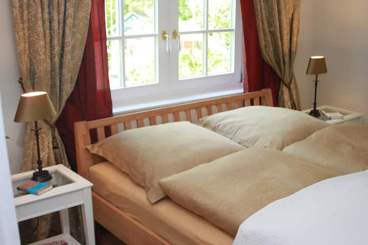 1-ლი საძინებელი (პირველი სართული)