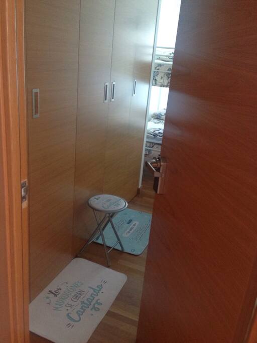 Puerta entrada con llave tarjeta o código de fondo armario empotrado.