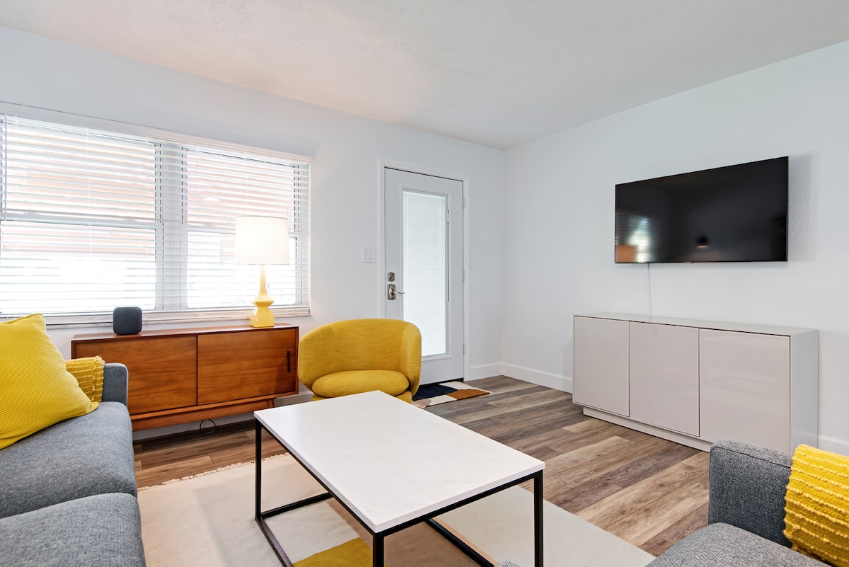 Top Airbnb: Downtown Spacious Bungalow Hot Tub and Fenced Yard in Safety Harbor