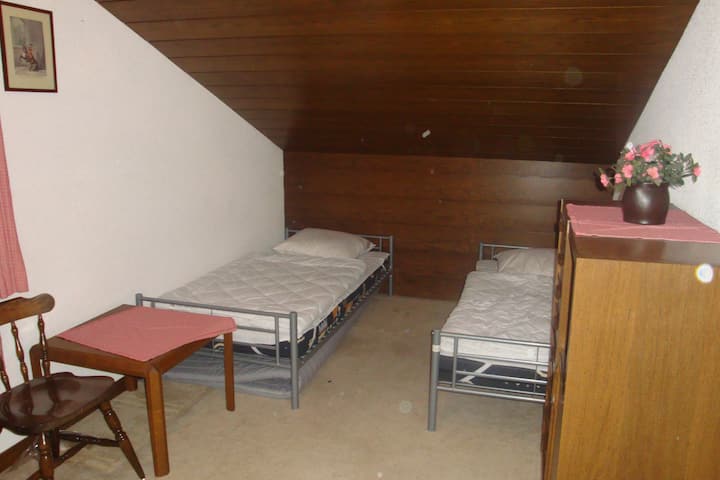 ห้องใต้หลังคาด้านหน้าพร้อมพื้นที่นอนสำหรับ 2 คน