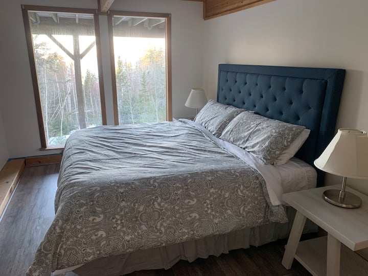 Principal de nivel inferior con cama tamaño king