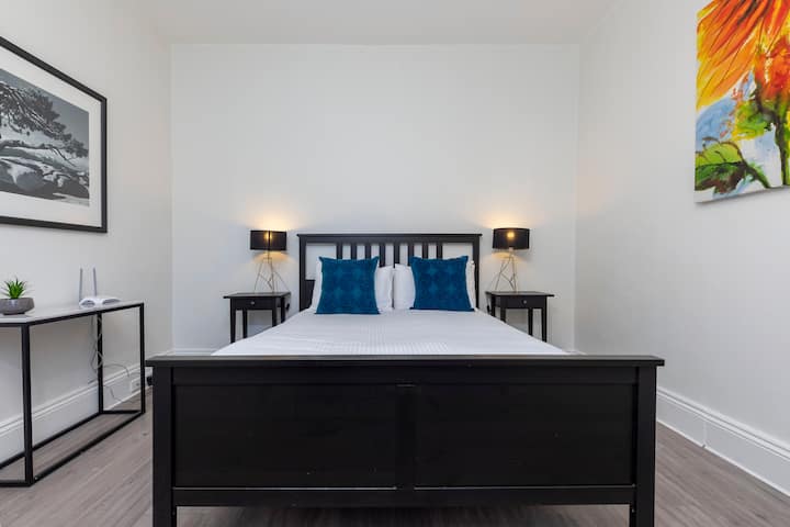 Charming 1 bedroom, park adjacent. city 5 minutes