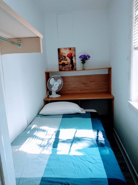 Espacio de cama doble pequeño (perfecto para una persona)