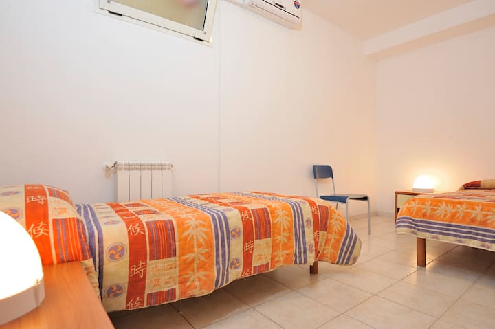 الطابق الأرضي: غرفة نوم مزدوجة بنافذة عالية