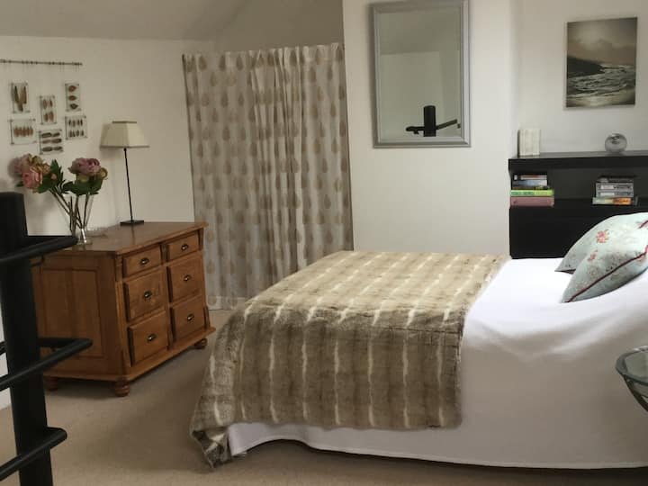 可容纳两三位房客，楼下有独立的大淋浴间。