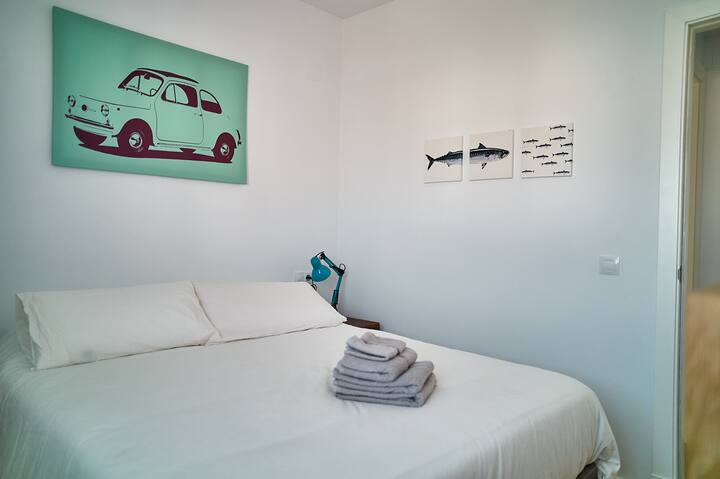 第二间卧室配有双人床。