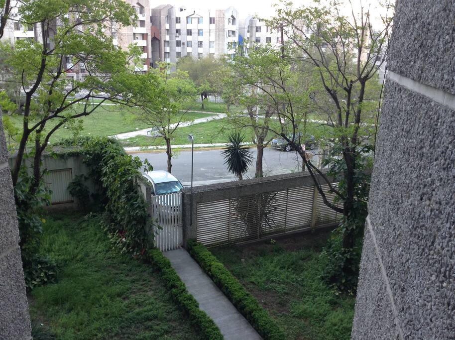 jardin del interior del edificio visto desde terraza del depto.
