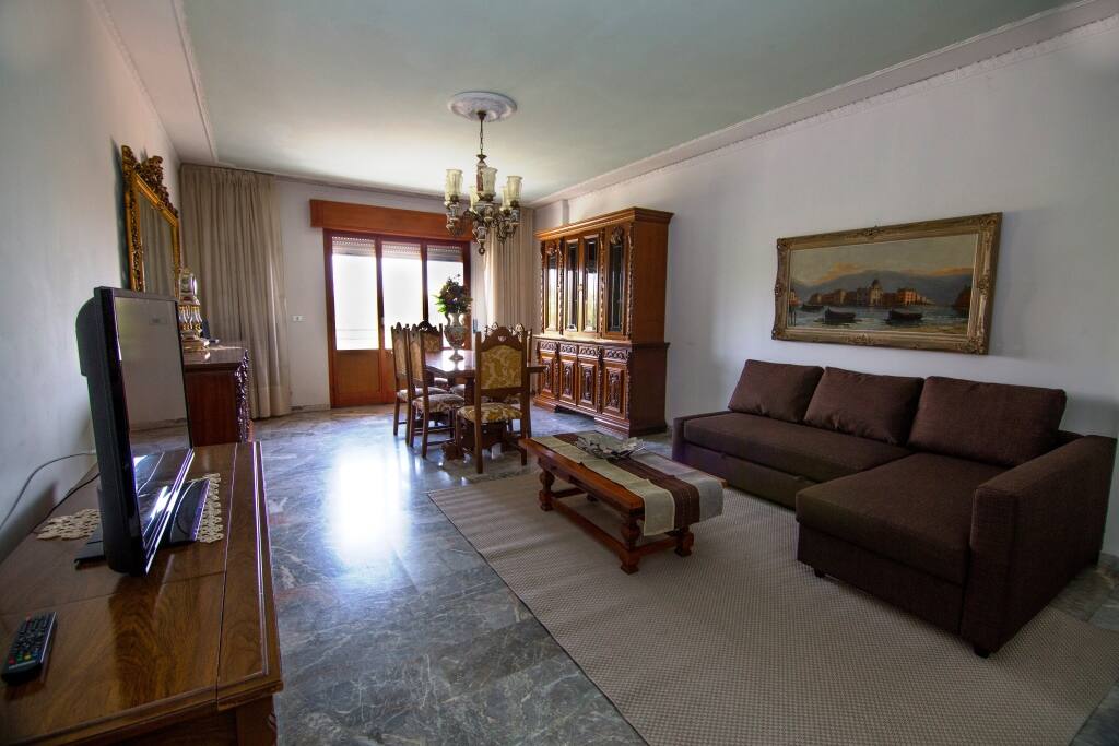 Spazioso soggiorno con divano letto/ Very large living room with sofa bed