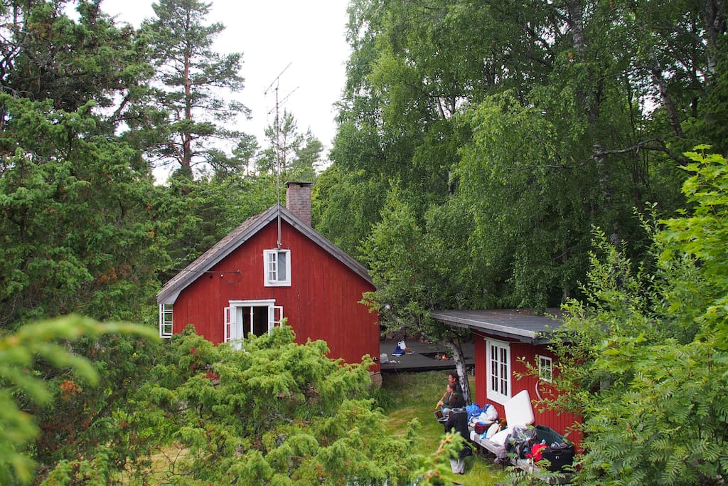 View of the house and guestroom plus sauna