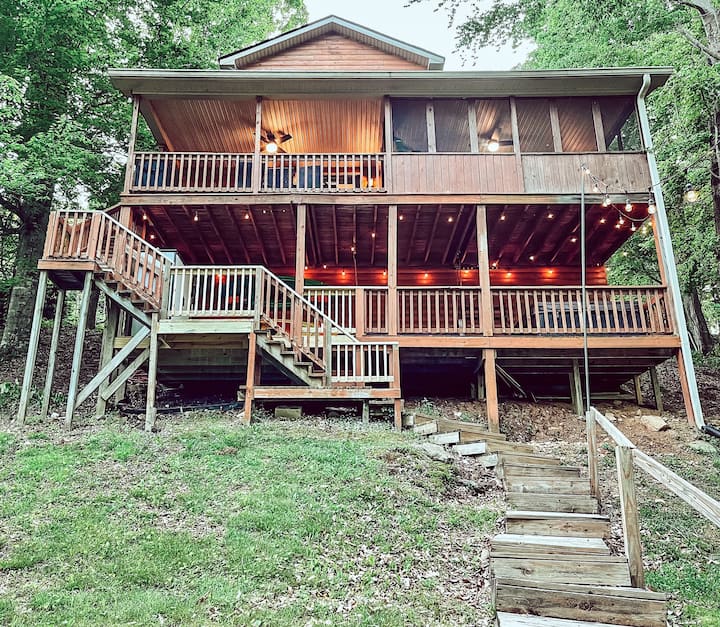 Laid Back Lake House w/ hot tub and private dock❗️