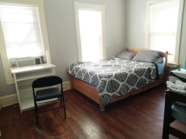 Double Bed Room in Center Ithaca