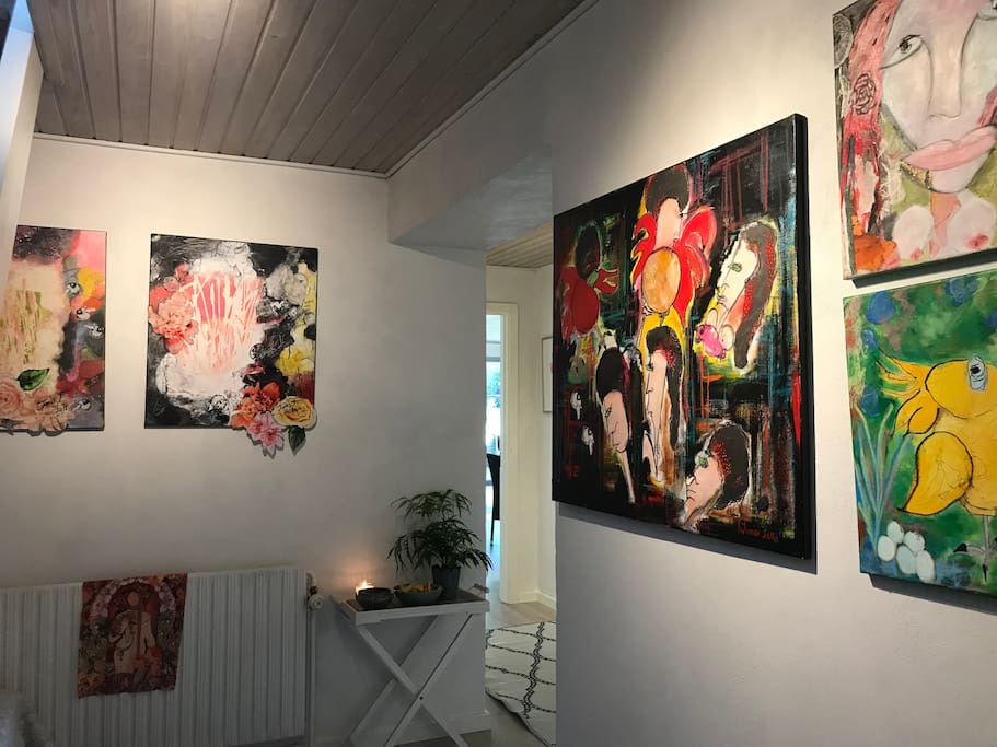 Gangen i gæsteværelse nr. 2. Kunst skaber omgivelser.