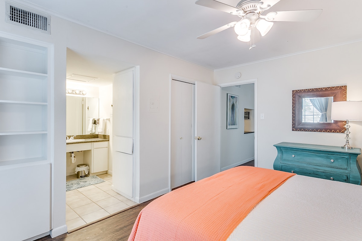 Целосен плакар и вградени простории.