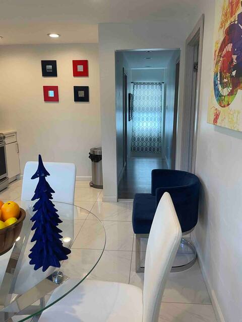 Entire Modern apartment, close to everything !