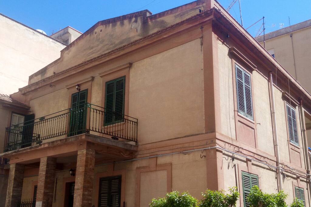 La villetta anni '40 con ingresso e il terrazzo scoperto