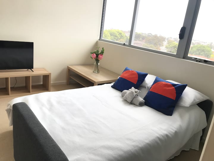 2br Apt: View, 2 Free Parking, Pool, Gym, Netflix - Lewisham