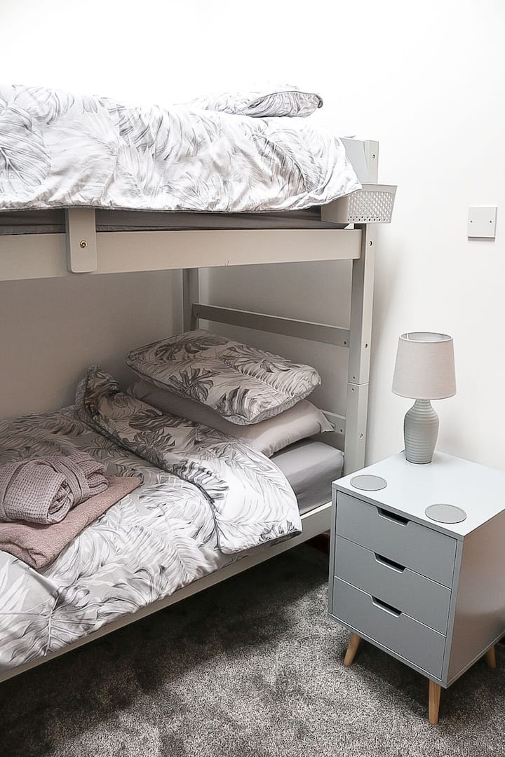 ทาสีใหม่ (ก.พ. 2024) และพรมใหม่เพื่อเพิ่มความสดชื่นให้กับห้อง 