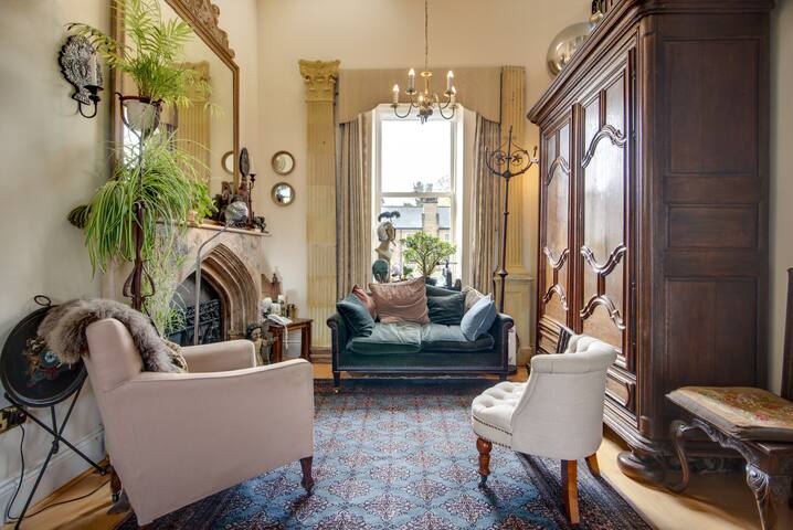 4 poster antique double w. tapestry  in S11.