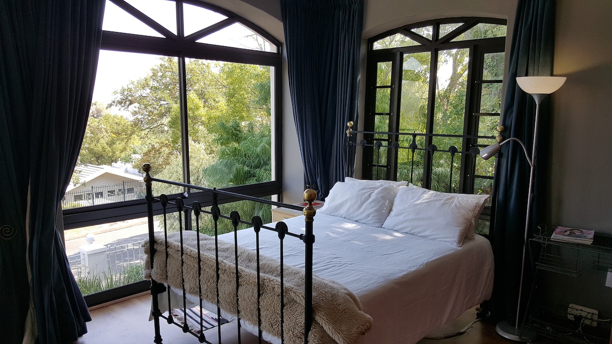 Kitanda maradufu cha kale kilicho na kitani cheupe.