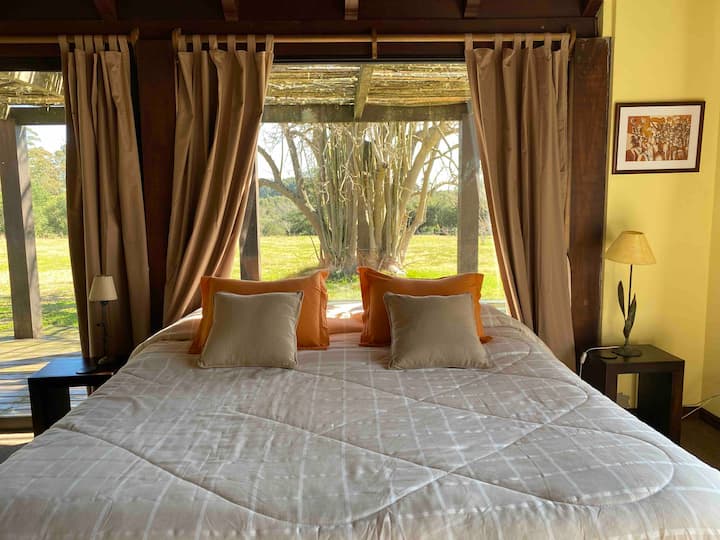 ห้องนอนที่ห้า (ครอบครัว) พร้อมเตียงควีนไซส์และเตียงเสริม 3 เตียงพร้อมทางเข้าแยกต่างหาก 