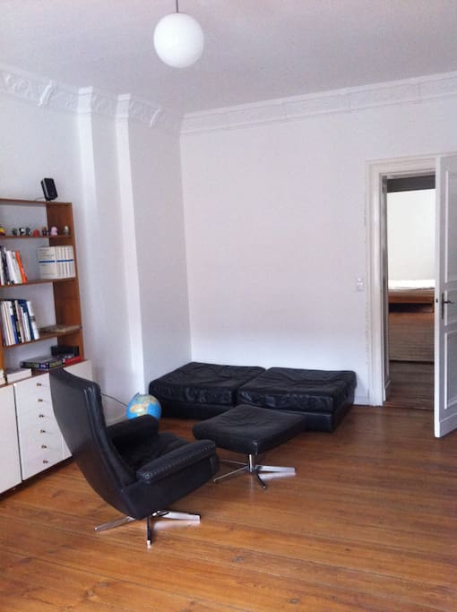 Living room with separate bed / Wohnzimmer mit separatem Bett