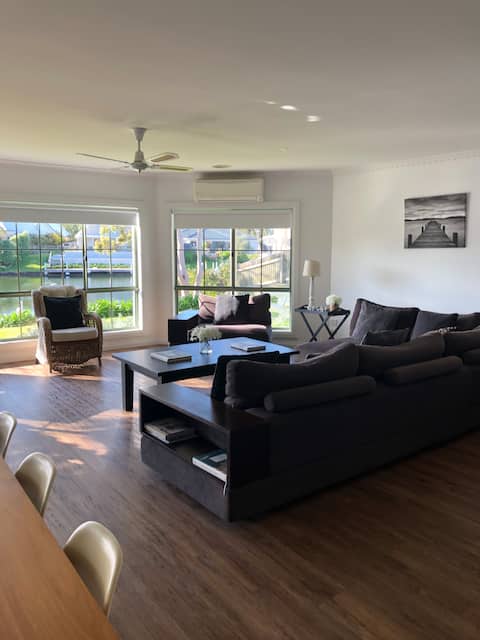 Luxury Waterfront Escape with View / Private Jetty