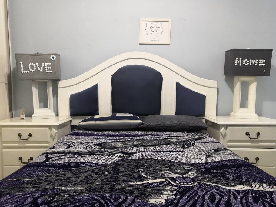Una confortable cama con colchón nuevo. Dulces sueños!