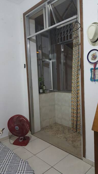 Quarto 2 possuí pequena varanda com vista para a pacata rua caruso