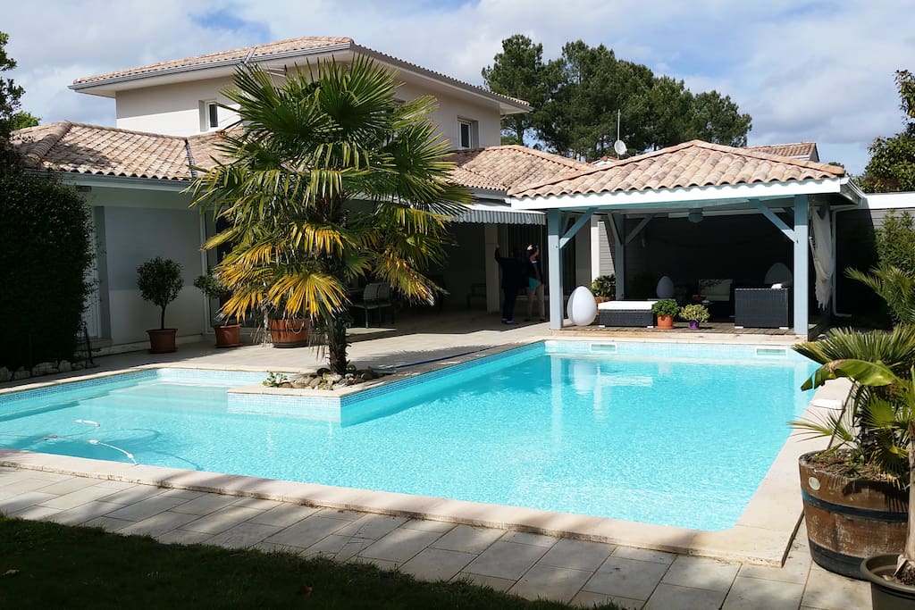 Agréable avec piscine chauffée et jardin paysagé.