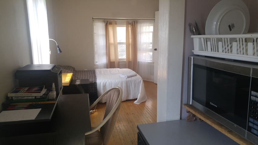 !BIG BRIGHT ROOM W. KITCHENETTE&BALCONY GREAT AREA