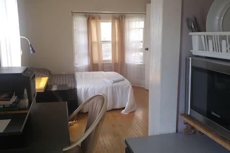 !BIG BRIGHT ROOM W. KITCHENETTE&BALCONY GREAT AREA