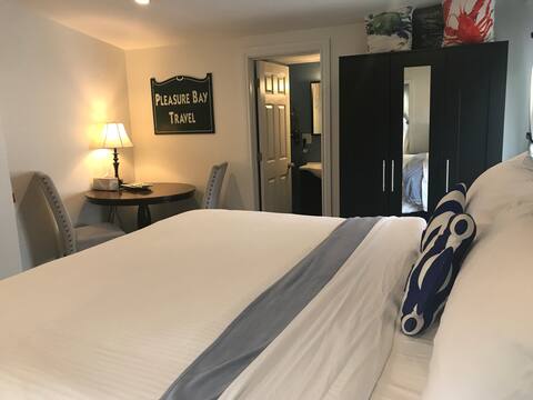 Two by Sea Suite King Bed/Twin Bed PVT Bath Entry