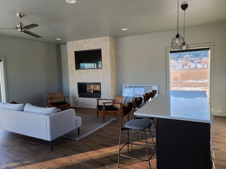 chumba kikuu kilicho na nafasi kubwa ya kitanda kinachoweza kuhamishwa cha ukubwa wa malkia