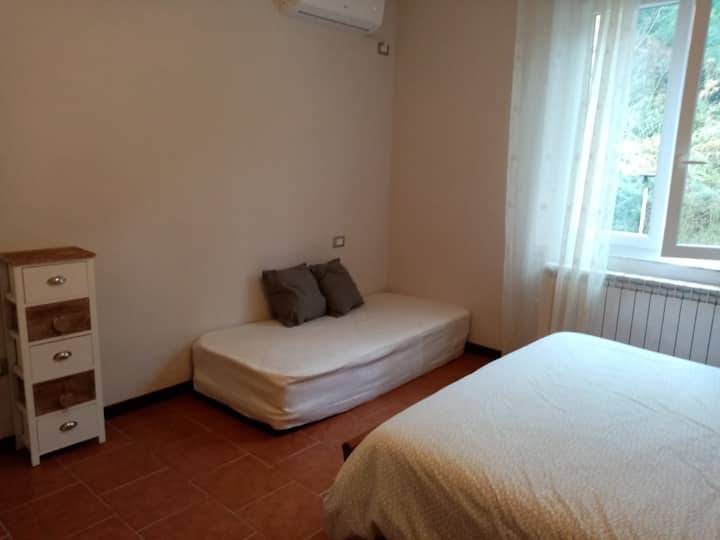 חדר שינה. מיטת יחיד נוספת 