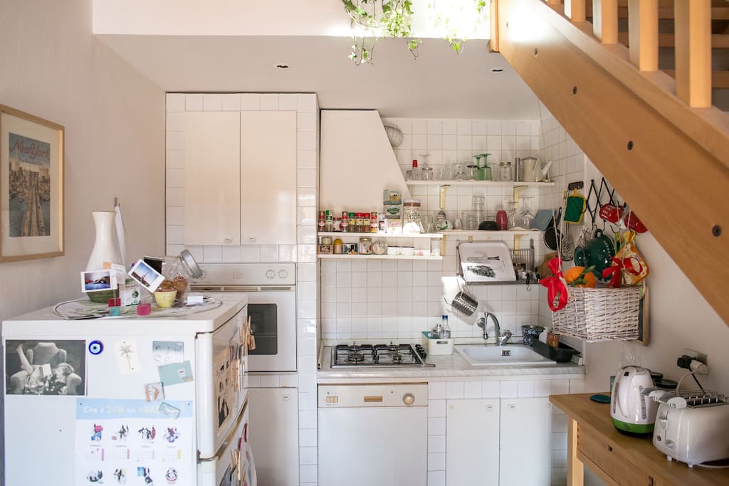 La cucina attrezzata, con forno, lavastoviglie, tostapane, bollitore / the kitchen, small but well equipped with oven/dishwasher/toaster