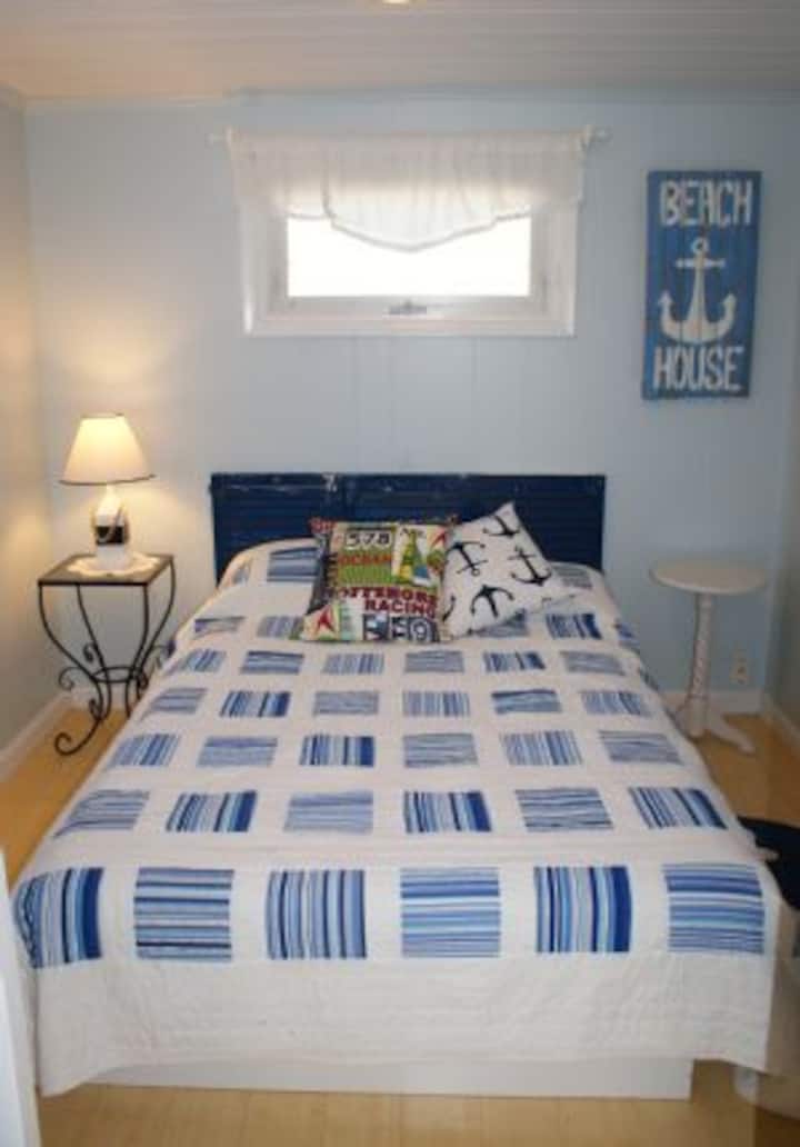 1st Bedroom  - Queen