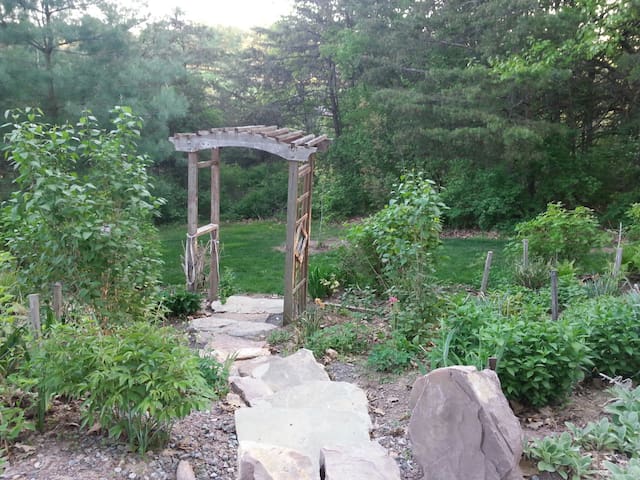1Br/1Bath , jetted tub and kitchen!