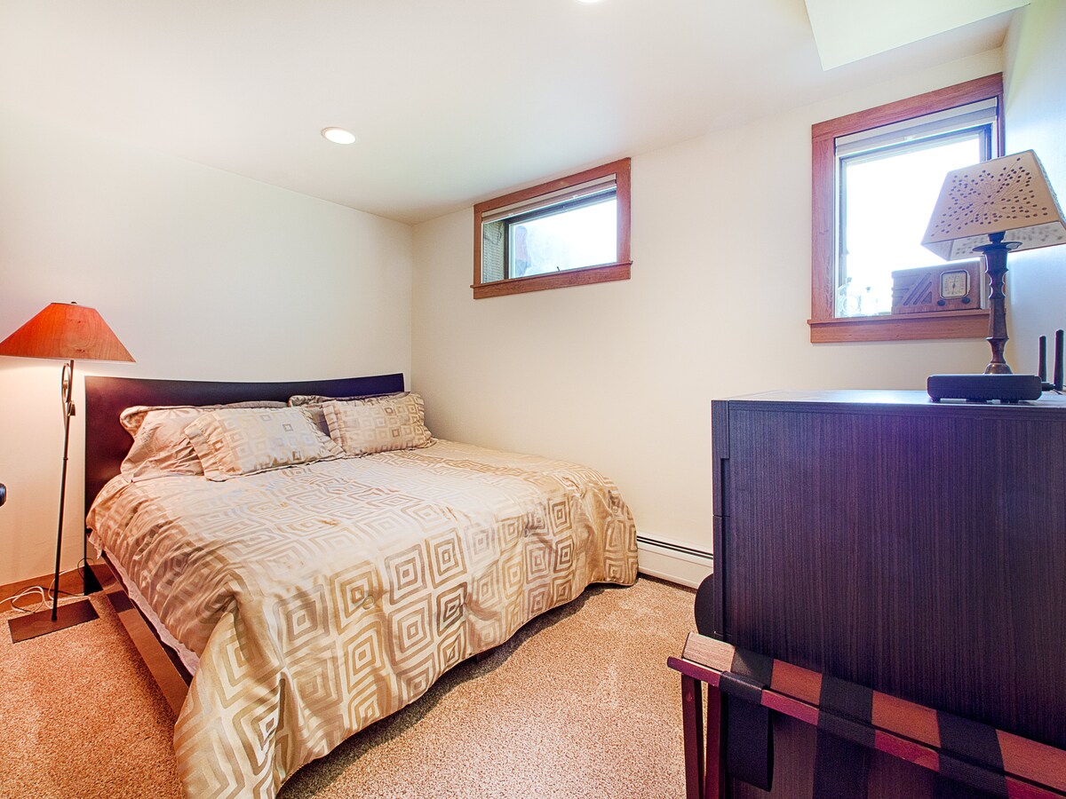 Spálňa č.6. Manželská posteľ King, nižšie poschodie.