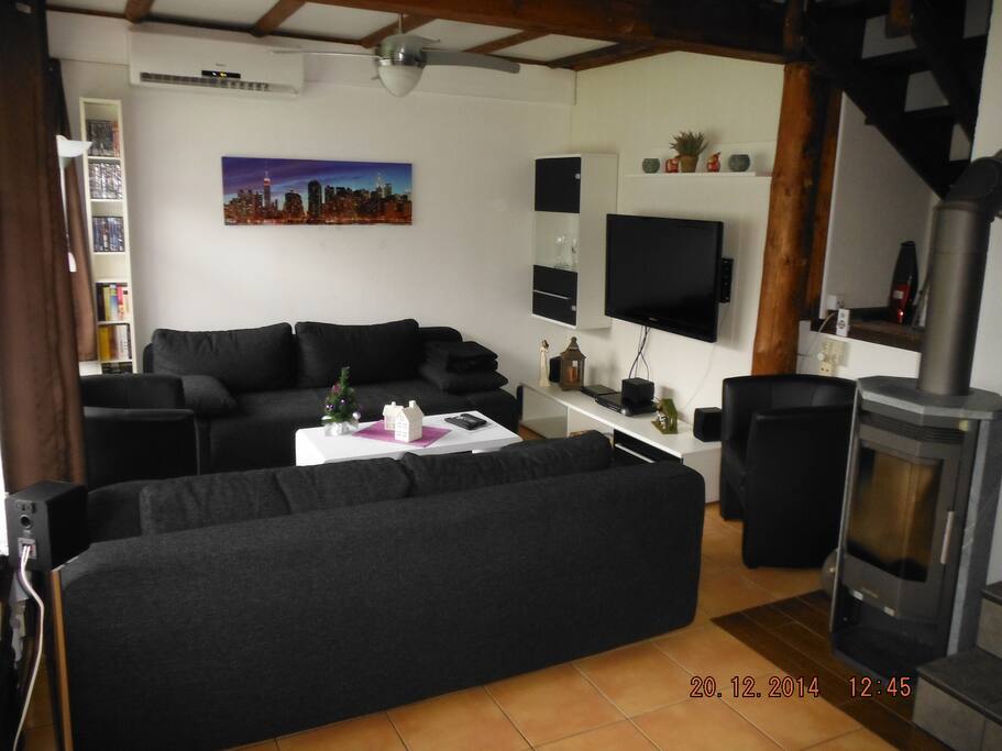 Blick in das Wohnzimmer.