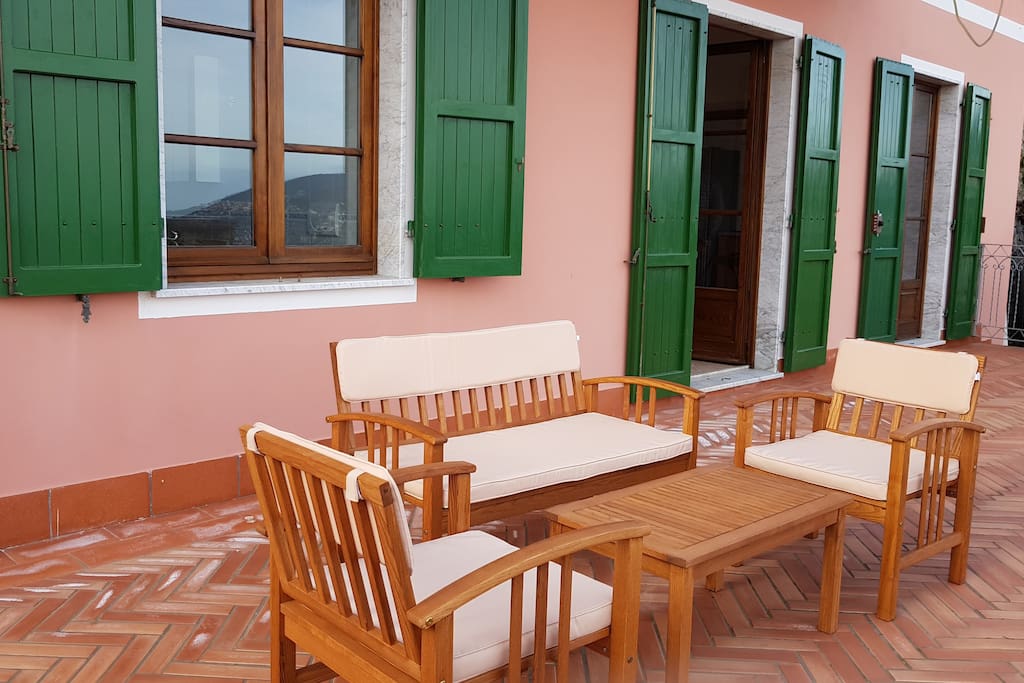 La terrazza e l'ingresso